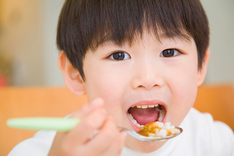 お子様の歯を守る食事の採り方とは?